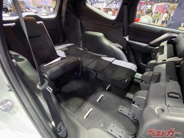 3列目シートは、2列目シートをチップアップすればフロアへ折り畳めるため、フラットなフロアを作ることができる