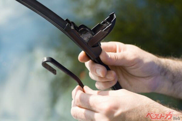 ワイパーはゴムだけでなく、ブレードも重要。交換の際はブレードごと交換するのが適切(PHOTO:Adobe Stock_Tomasz)