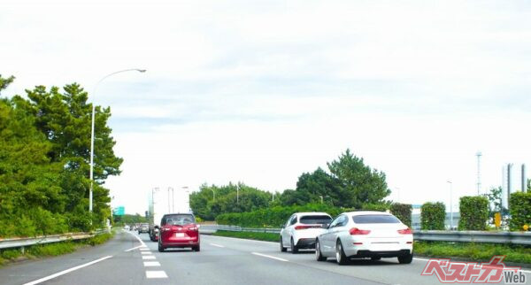 ファスナー合流は、一台ずつ規則的に合流することで、トラブルや事故の低減も期待できるほか、渋滞が緩和されることで、ドライバーの疲労軽減、そしてCO2削減効果まで期待できる(PHOTO:写真AC_うさみのん)