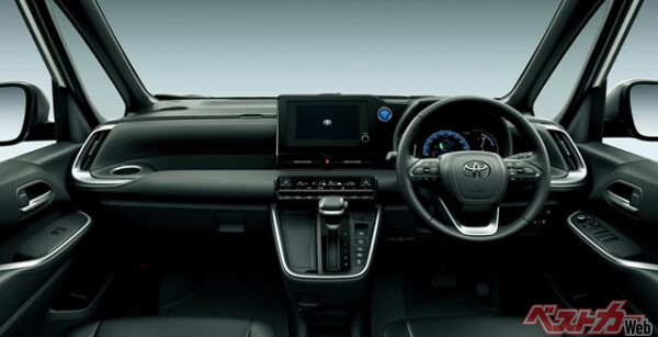 現行ノアのインパネ。少し見づらいがハンドル左側にメーターを備えた三眼タイプとなっている