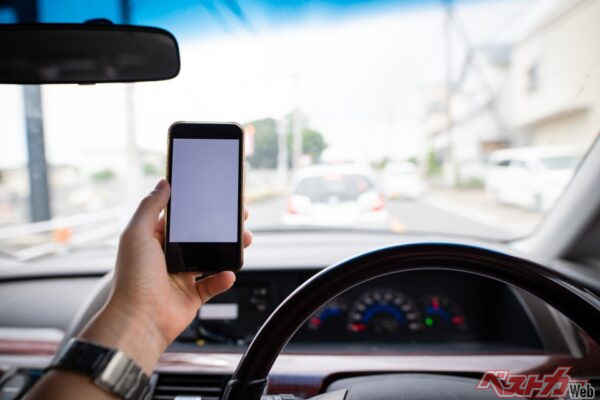 今すぐやめて!!　スマホや携帯電話などの「ながら運転」での死亡重傷事故件数が過去最多に