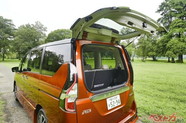 バックドアのおよそ上半分が開くのは子育てユーザーを第一に考えていると言えるだろう