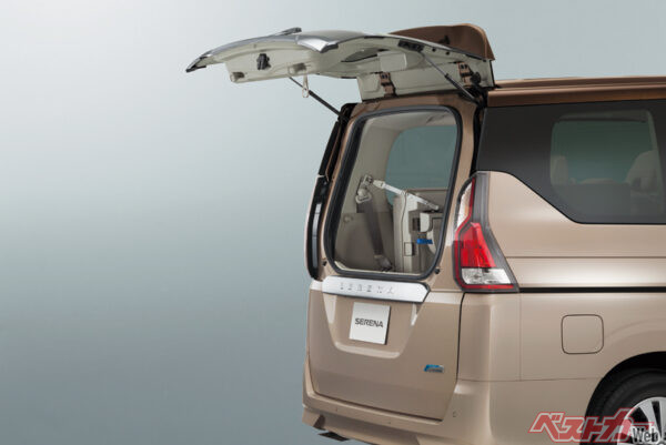 デュアルバックドアのシステムは先代の5代目セレナから導入された