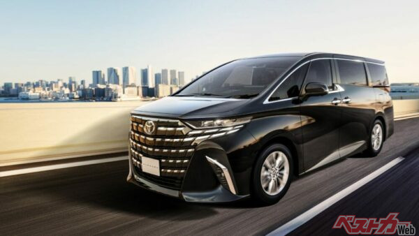 人気と新車不足により新車以上の価格で中古車が売買される事態になった現行モデル