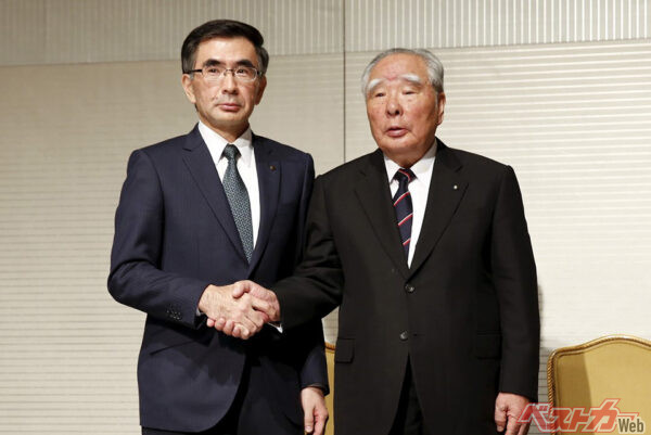 2015年に故・鈴木修氏からバトンを受け継いた鈴木俊宏氏（写真左）の経営力が光る