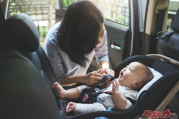 なんとチャイルドシートは後ろ向きに付けなければならない期間がある(eggeeggjiew@Adobe Stock)