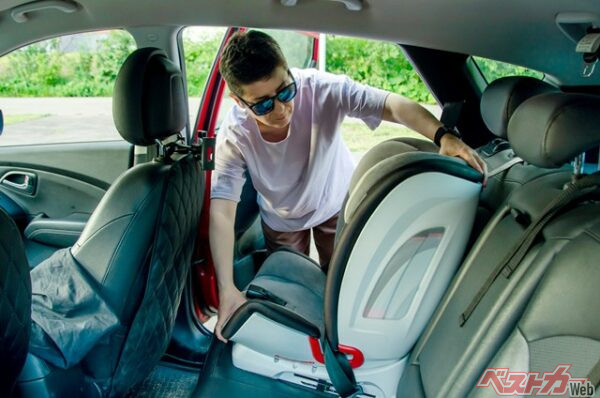 R129の基準では前向きに付ける時期が決まっている(Ninaveter@Adobe Stock)