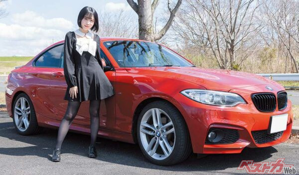 愛車のBMW 220i Mスポーツとともに。川口オートレースのイメージガールとして自ら競争車で先導もしている稀有な存在だ。全国各地のイベントへは、衣装やグッズを積み自走で赴くという