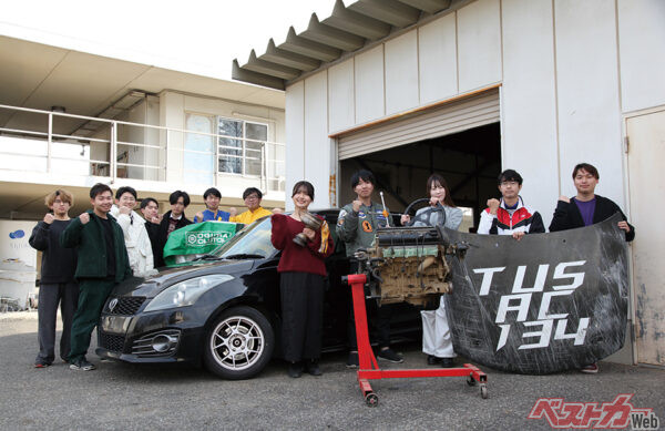 東京理科大学自動車部のみなさん。部員数は23名。取材日に集まれる部員たちが総出で歓迎してくれた