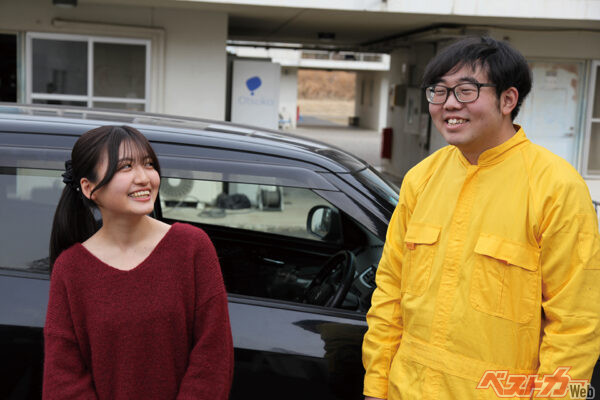 主将の山道さん(右)と部長の高井良(左)さん。主将は作業、部長は事務仕事を取り仕切っています