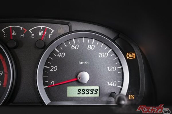 地方であっても年間1万キロ未満が平均的だ(masahiro@Adobe Stock)