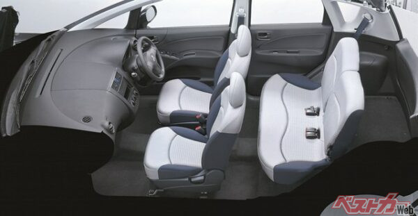 コルトの内装。シンプルな内装に大きなシートが特徴