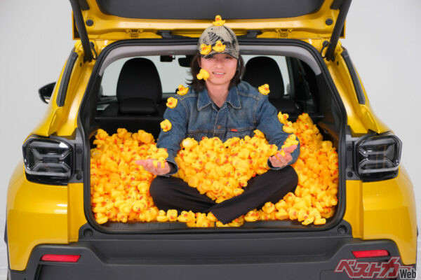 ジープアベンジャーのラゲッジルームに「2443個のあひる」を本当に積めるのか？　Duck Challenge 2443!!!