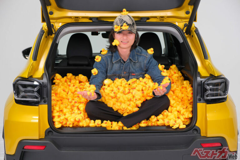 ジープアベンジャーのラゲッジルームに「2443個のあひる」を本当に積めるのか？　Duck Challenge 2443!!!