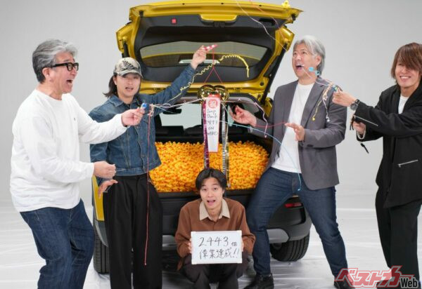 もうあひるちゃんは見たくない!?　無事2443個のあひるをジープアベンジャーのラゲッジルームに積み込むことに成功！　でも両面テープ剥がしが待っているのでした……