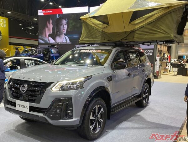 バンコク国際モーターショー2025に出展されていた「テラ」。展示モデルは上級仕様の「テラスポーツ」で、グレーのボディカラーとブラック加飾がスタイリッシュでカッコいい