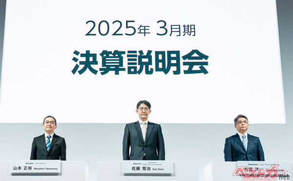 5月8日に都内で実施されたトヨタの2025年3月期決算記者会見。前期は営業利益4.8兆円で、今期（2026年3月期）は3.8兆円と減益を見込むも、「まだじたばたする状況ではない」（佐藤社長）と語った