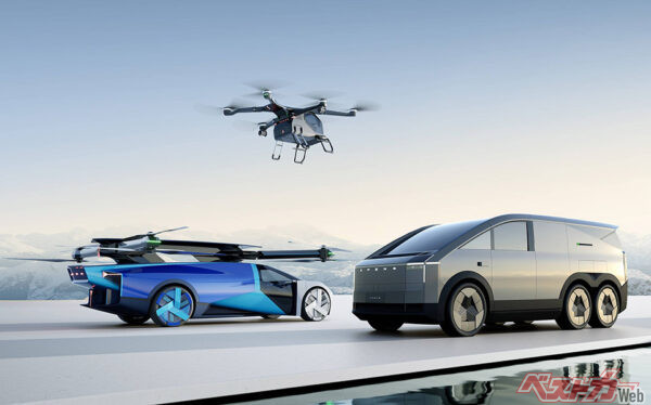 小鵬汽車（Xiaopeng）の「陸地空母」（写真右）。飛んでいる小型ヘリが車体後部に収納される。写真左も空飛ぶクルマで、こちらも地上走行時はプロペラが収納できる