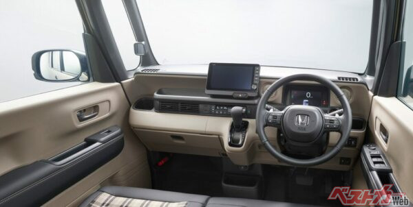 視界のよさ、運転のしやすさ、操作系の扱いやすさ、収納の場所など、考え抜かれたレイアウトがなされているN-BOXのインテリア（写真はN-BOX JOY）