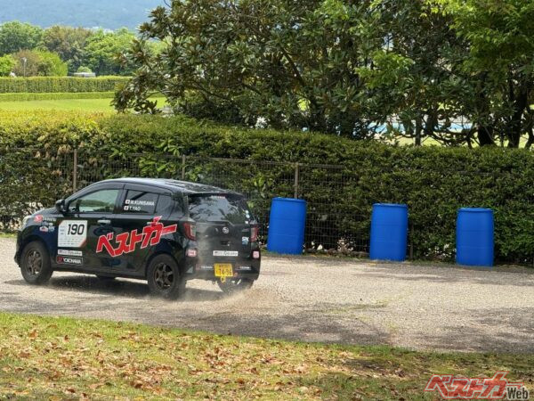 90度ターンは国沢親方の大好物。サイドブレーキを引く走りでギャラリーから拍手がわく