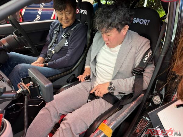 レッキはスーツ姿で行った。この時点では6点シートベルトとフルバケットシートに手を焼いていた