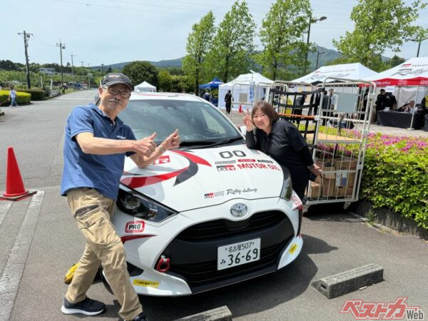 裾野市での開催とあって00カーのドライバーは竹ちゃんマン。ミライースターボにも興味津々