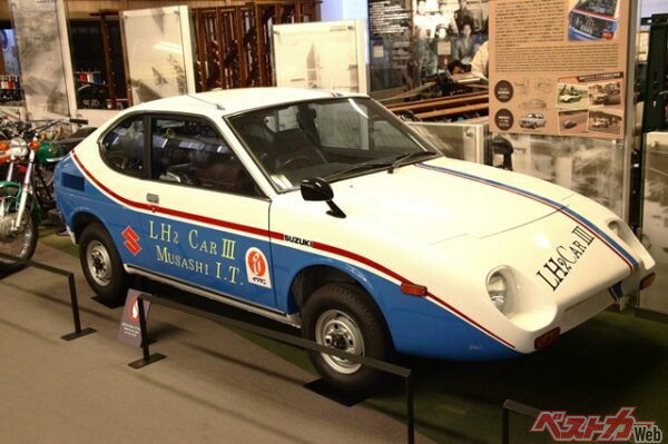 ベースとなったセルボは1977年登場。水冷2ストローク直列3気筒539 cc