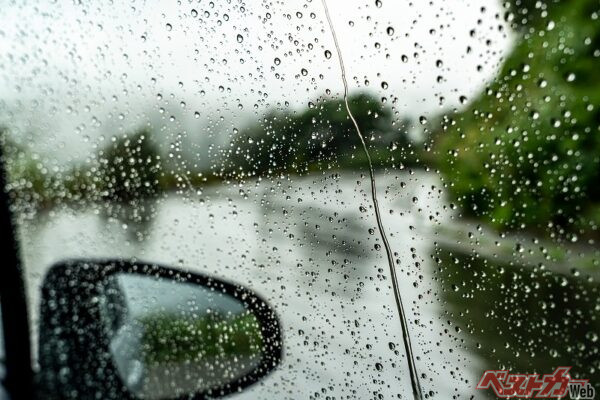 豪雨時は、スリップしやすいことに加えて、視界が悪いことで安全確認の際の見落としも発生しやすくなる(PHOTO：Adobe Stock_ travel)