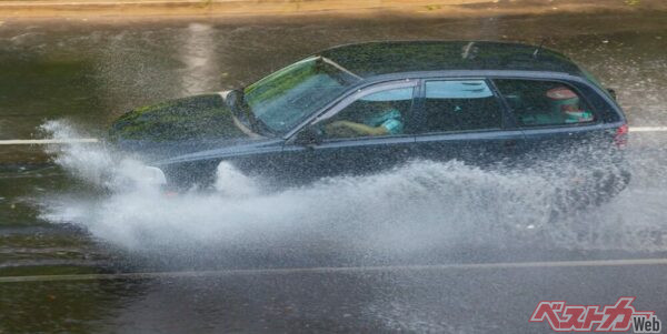 豪雨に遭遇したら、とにかく車速を落として車間距離を十分にとるようにしよう。昼間でもライトを点灯させて、自車の存在をアピールすることも大切(PHOTO：Adobe Stock_ fotojanis)