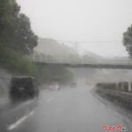 走行中に突然の豪雨!! 前が見えない!!!! どうするのが正解？