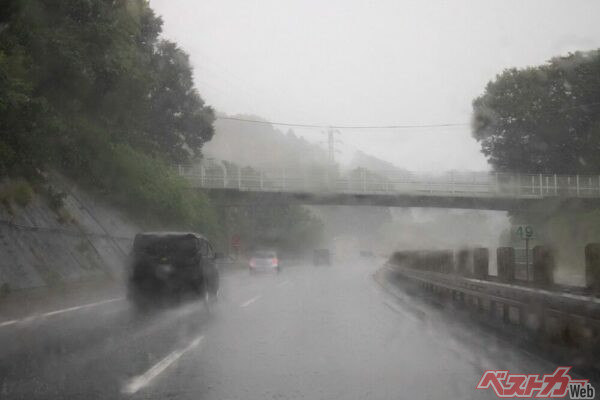 走行中に突然の豪雨!! 前が見えない!!!! どうするのが正解？