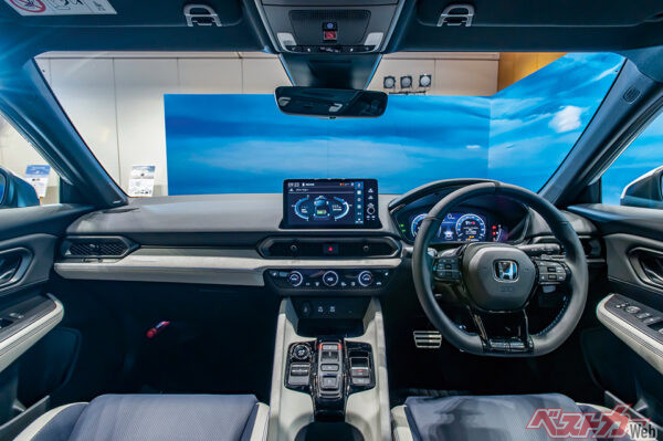 低く抑えながらワイドさを強調した水平基調デザインのインパネ。視界もいい