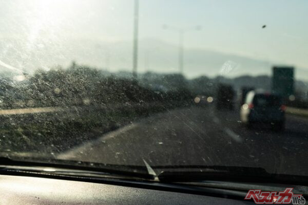 フロントガラスに白いシミがついていたら要確認だ（ozencdeniz@Adobe Stock）