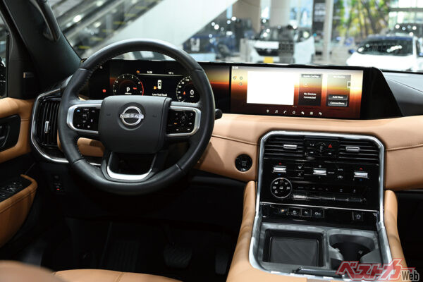 14.3インチの巨大画面が2枚も。シフトはセレナと同じボタン式。上級グレードは名門クリプシュの音響システムだ