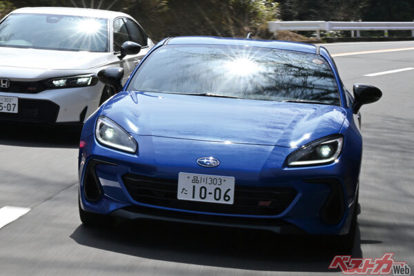 スバル BRZ。アクセルワークやブレーキ操作に対するレスポンスが良く、ロードスターとはまた違った人馬一体感が味わえる