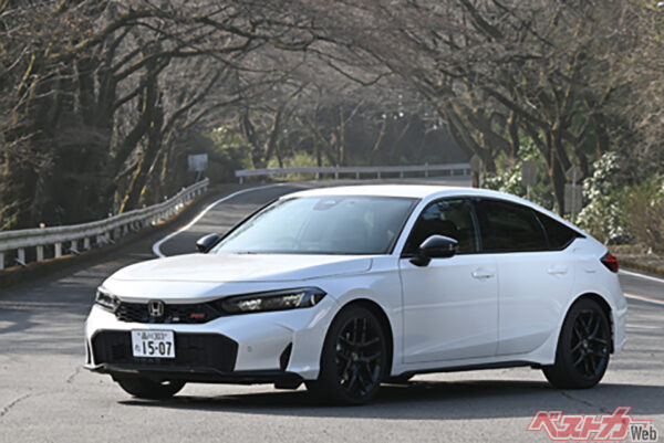 ホンダ シビックRS。ドライバーの動きに瞬時に応える「人馬一体」というよりも、ドライバーを懐深く受け止めゆったり走るクルーザー的楽しみが味わえるクルマ