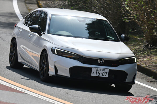 タイヤはグッドイヤーイーグルF1。RSのブレーキはe:HEVモデルと同じ大径システムだ