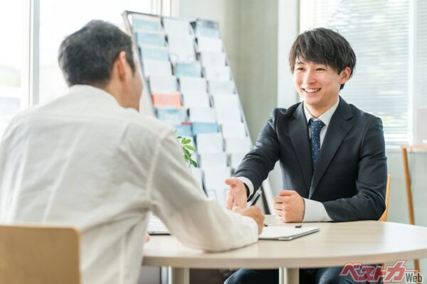 ディーラーにとってかつて土日祝は稼ぎ時であった（buritora@Adobe Stock）