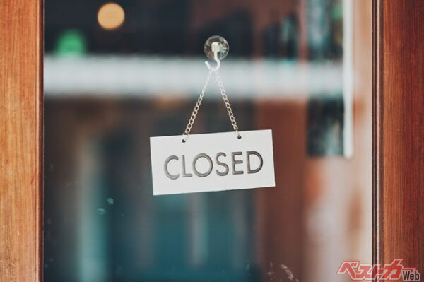 CLOSEのプレート（beeboys@Adobe Stock）