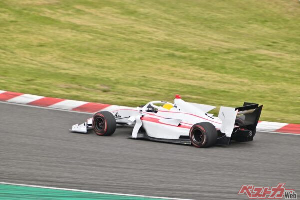 実際にモータースポーツにおいても、エンジン内部に取り込む空気の温度を下げようという技術的アプローチが見られる(oliver0723@Adobestock)