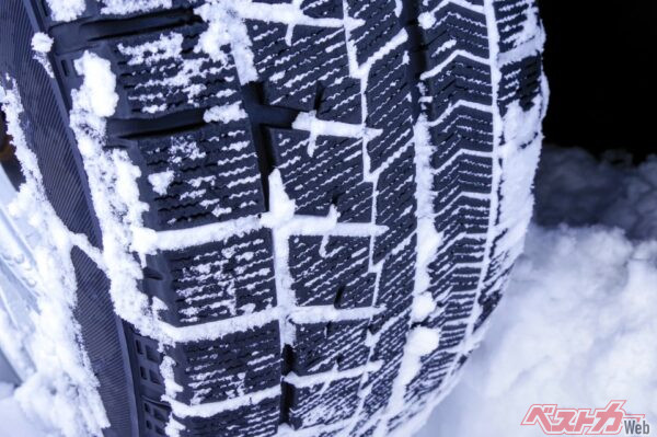 スタッドレスタイヤは性能のバランスを取るのが非常に難しい（琢也 栂@Adobestock）