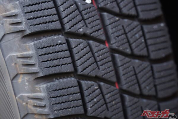 どのようにして低温時でもゴムの柔らかさを確保するか、タイヤメーカーによって含む成分でアプローチが異なるところが、面白いところでもある（SRT101@Adobestock）