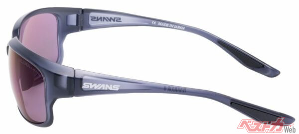 隙間からの光を防げる「フルリムフレームモデル」のサイドフレームには、SWANSのロゴが入る。特別価格：1万4000円（税込）