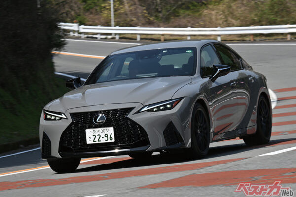 レクサス IS500F スポーツは全長4760mm、全幅1840mm、全高1435mmの4ドアサルーンに481ps、54.6kgmを発揮するV8、5Lエンジンを搭載する