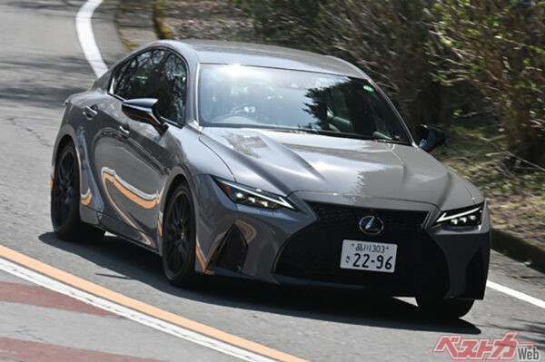 タイヤはポテンザS001を装着。対向ピストンキャリパーのブレーキシステムは余裕がある