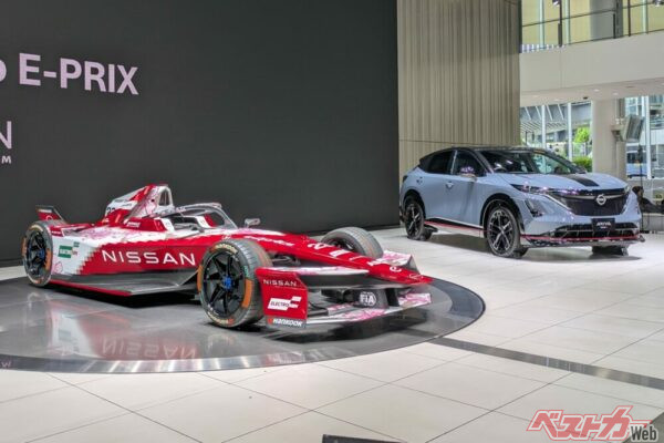 会場では特別デザインとなったGEN3 EVOと日産のフラグシップEVともいうべきARIYAが並んで展示された