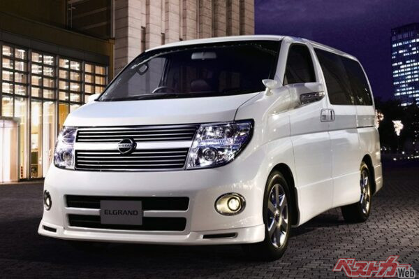 2002年登場の2代目エルグランド。アラウンドビューモニターの採用は2007年から