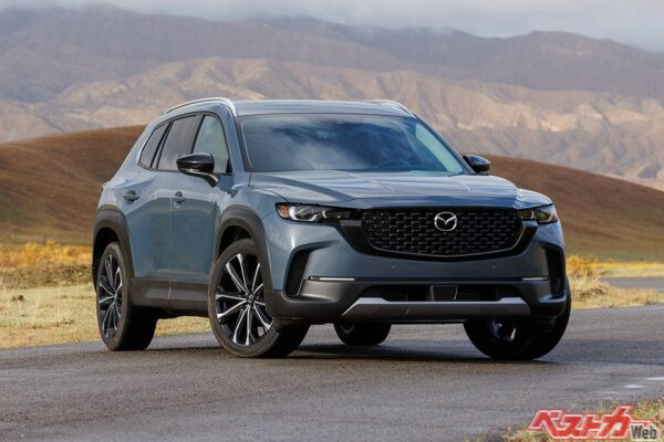 ワイドフェンダーが魅力的なCX-50