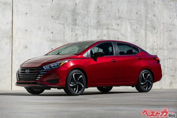 日産 ヴァーサ。エントリークラスの北米向けコンパクトセダン。かつて日本で販売されていたコンパクトセダンであるラティオの進化版となるモデル