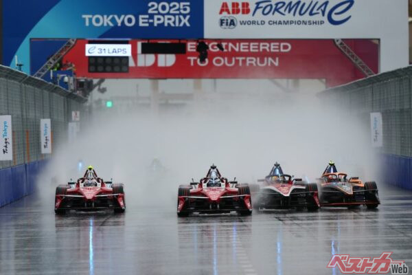 ウォータースクリーンが上がるスタートシーン